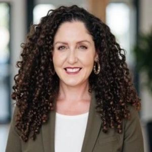 Loryn McGill headshot