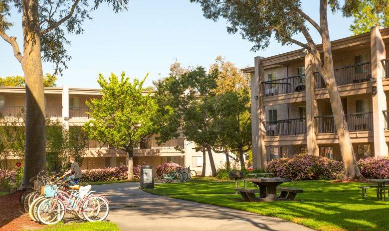 Davis and Harris apartments exterior.