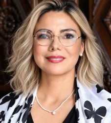Woman with blonde shoulder lenght hair and glasses